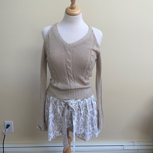 Bebe cold shoulder sweater has a slight shimmer to it - Picture 5 of 6